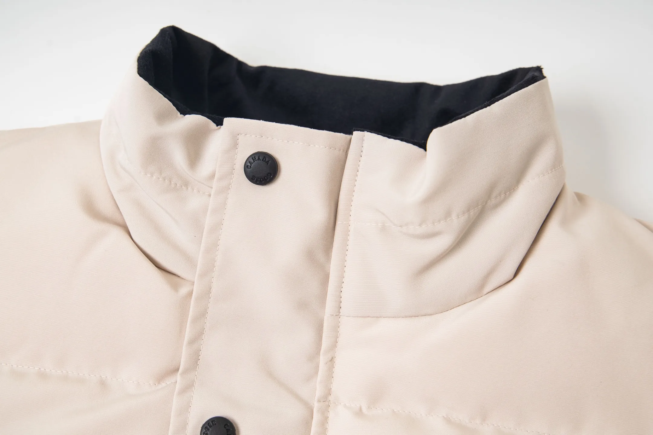 P360 Canada Goose/Canada Goose Black Label #Freestyle Crew 4151mb men's and women's vest down ➖ Imported Behringer embroidery machine customized 10,000-needle embroidery label! ➖ Imported 21-count polyester-cotton blended original fabric, using Feather-Light 10D waterproof coating fabric, made of 84.5% polyester fiber and 15.5% cotton, 100% the best feel in the entire network! ➖ The genuine official website uses the national standard 80 white duck down, and will never be misled by false claims such as 90 down or goose down! ➖ 100% nylon nylon lining with double double-layer sealing design to prevent velvet from running away. Top-grade polar fleece is used in the collar and pockets to keep warm and comfortable! ➖ Yoshida YKK provides original custom-made electroplated sliders. YKK two-way lockable zippers are tight and smooth and will not peel off paint! ➖ 3M composite original Velcro is durable, and all accessories and hardware are disassembled and customized! ⛔No slander, no exaggeration, no need for too much copywriting, because it is focused, it is professional!  SIZE: XS S M L XL XXL